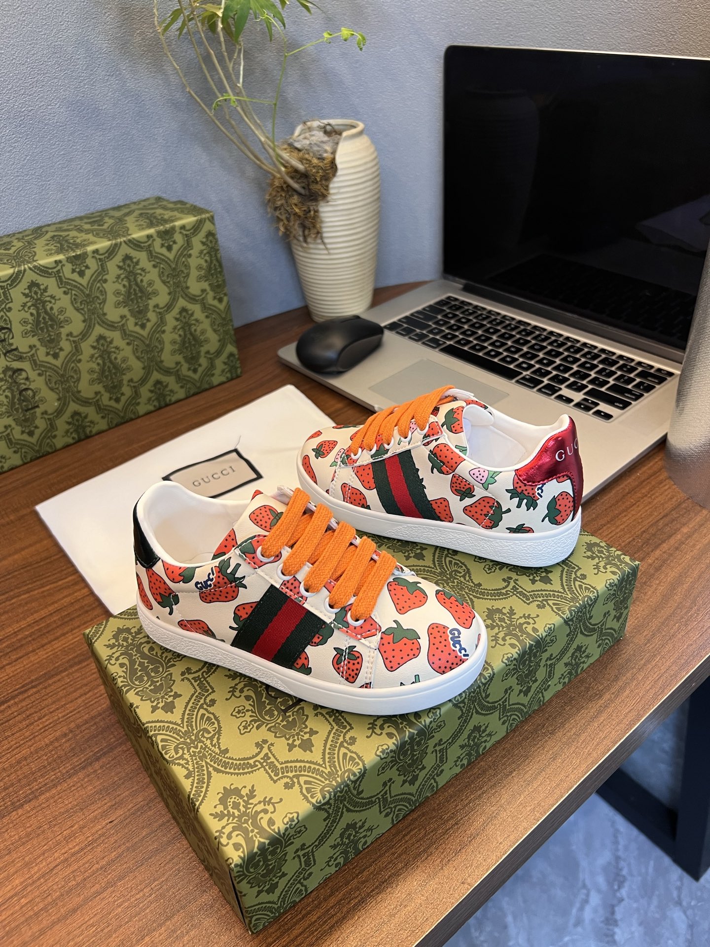 Children's shoes child